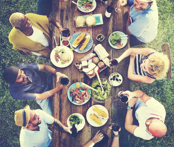 在户外用餐的朋友 — 图库照片