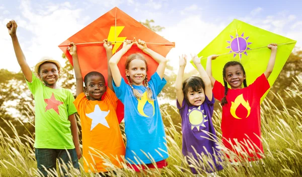 Kinderen spelen vliegers — Stockfoto