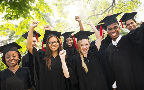 Diversità Studenti che celebrano il concetto di laurea — Foto Stock