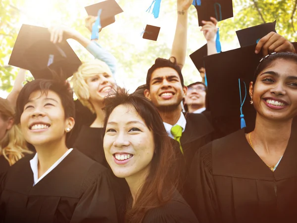 Estudantes celebrando o conceito de graduação — Fotografia de Stock