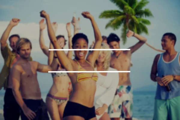 Happy group of friends at beach party — Stock Photo, Image