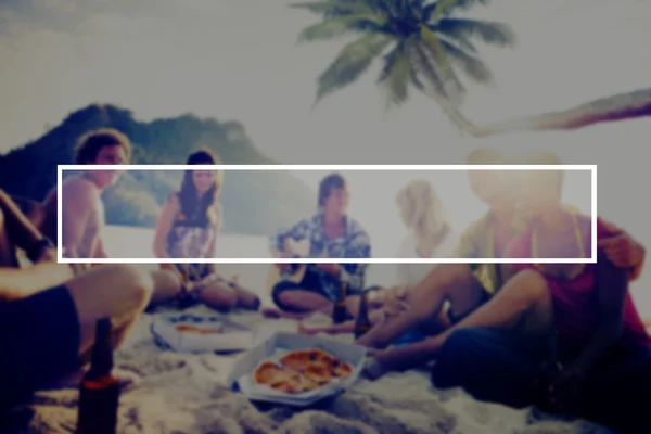 Fröhliche Gruppe von Freunden bei Beachparty — Stockfoto