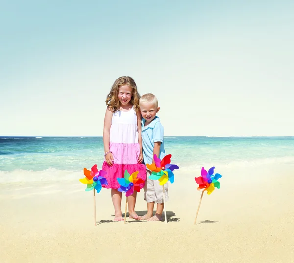 Gyermekek játszanak a strand nyári koncepció — Stock Fotó