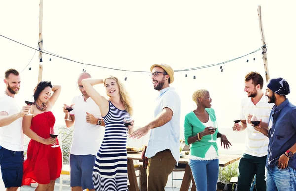 Freunde hängen bei Outdoor-Party ab — Stockfoto