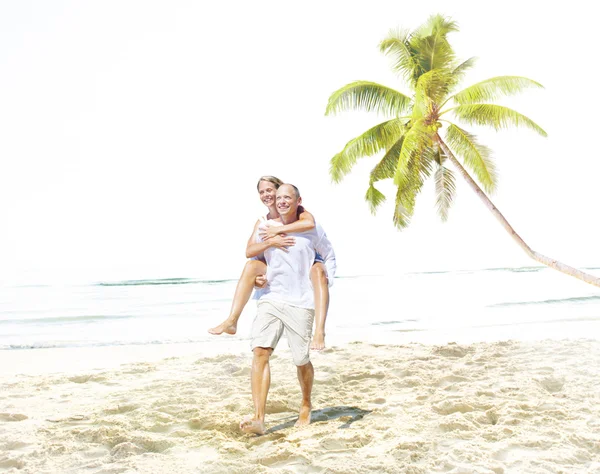 Pareja en la playa, Love Island Concept — Foto de Stock