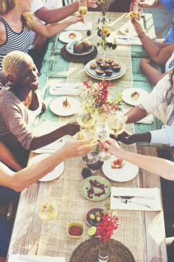 arkadaşlar açık havada asılı