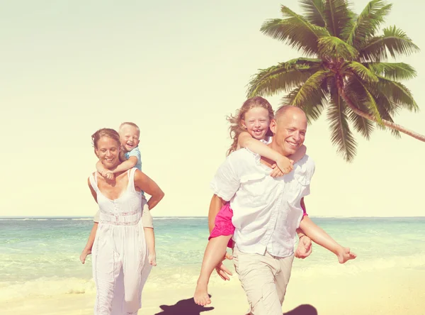 На пляжі літній концепція сім'ї — стокове фото