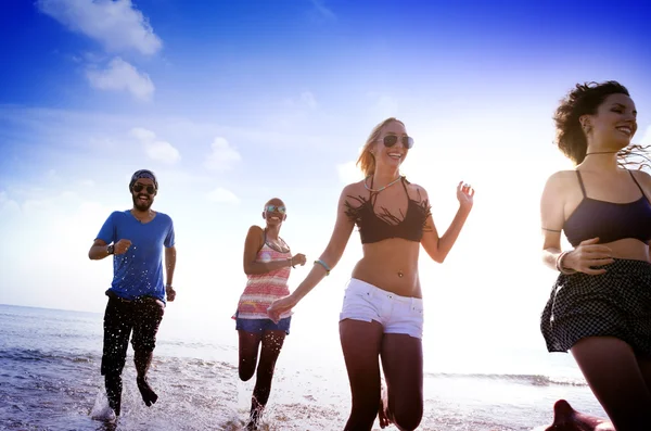 Happy friends having fun on the beach — Stock Photo, Image