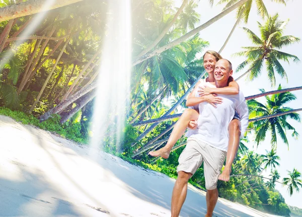 Couple at Beach, Love Island Concept — Stock Photo, Image