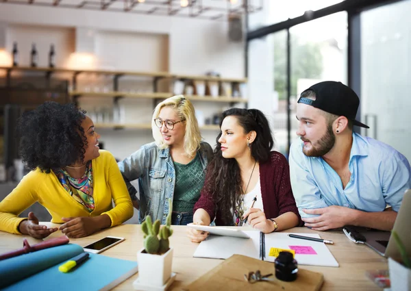 Uiteenlopende studenten brainstormen in klas — Stockfoto