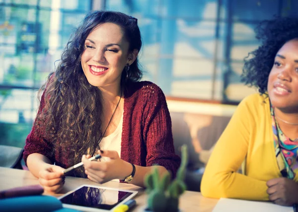 Studentinnen lernen im Klassenzimmer — Stockfoto