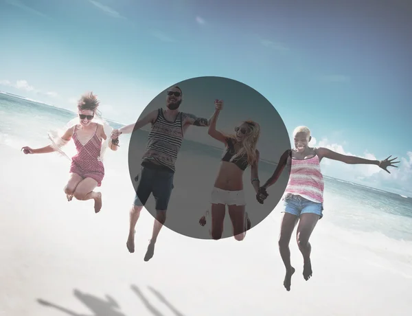 Счастливые друзья прыгают на пляже — стоковое фото
