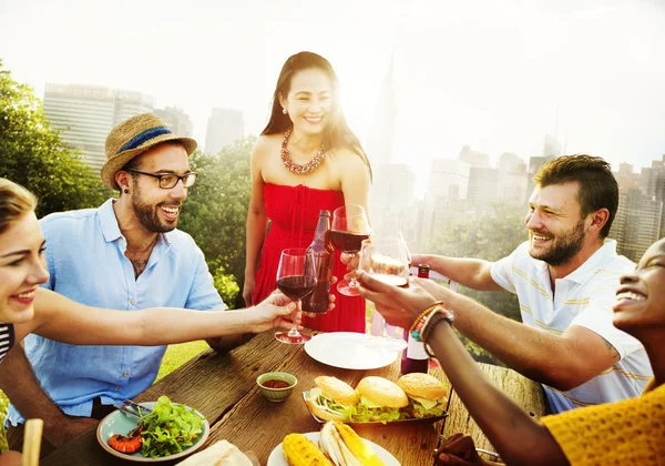 Amigos Jantar ao ar livre — Fotografia de Stock