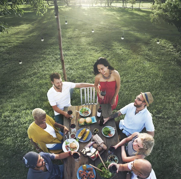 Osoby posiadające na zewnątrz obiad — Zdjęcie stockowe