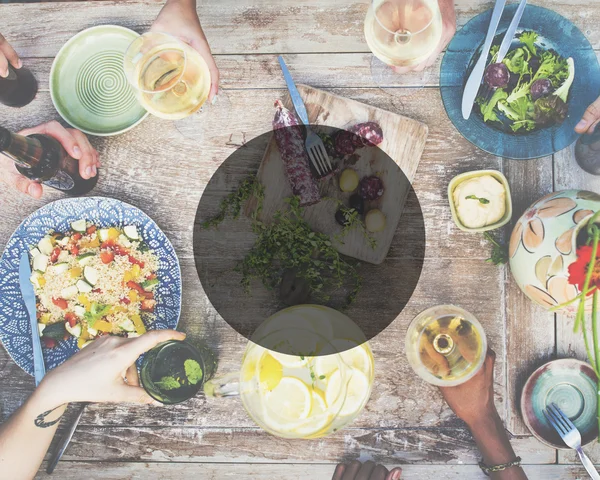 Essen und Trinken auf dem Tisch — Stockfoto