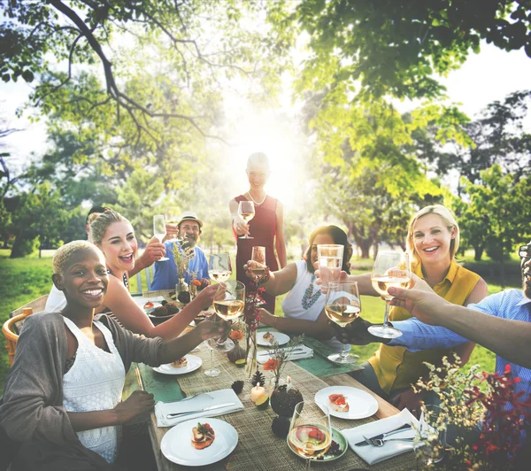 Osoby posiadające obiad w ogrodzie — Zdjęcie stockowe