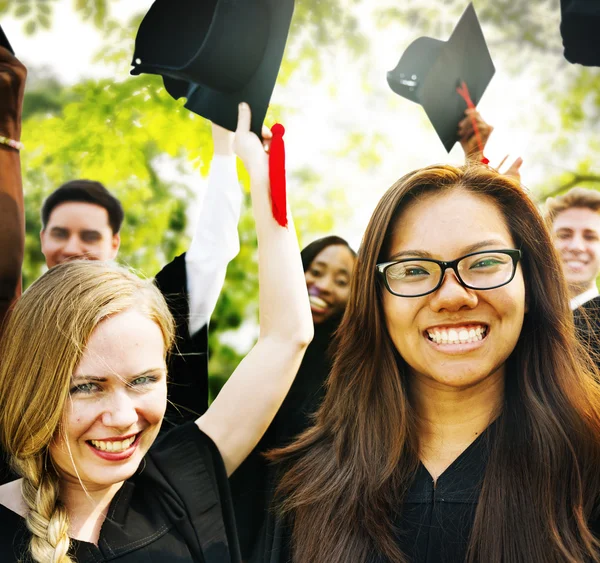 Studenten afstuderen Concept vieren — Stockfoto