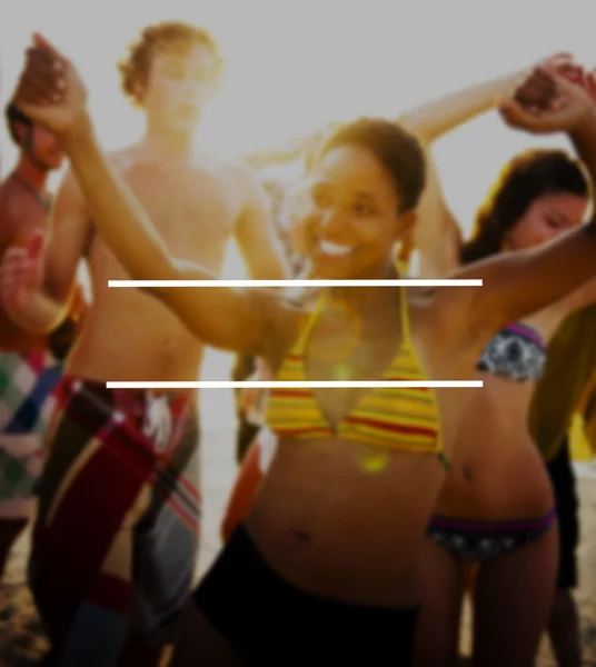 Heureux groupe d'amis à la fête de la plage — Photo