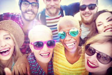 Arkadaşları neşeli yaz konsepti