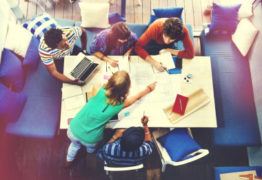 Birlikte ofiste çalışan mimarlar