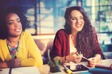 Birlikte proje konsepti üzerine çalışan bayanlar