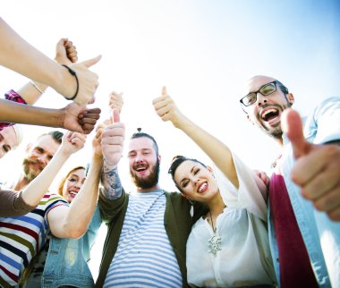 Arkadaşlar gösterilen başparmak yukarıya, beraberlik kavramı