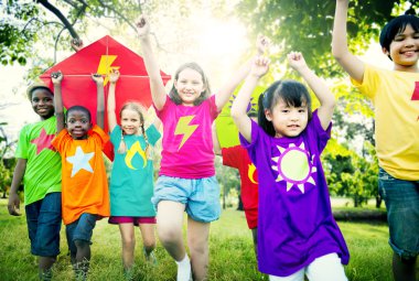 Uçurtma oynayan çocuklar