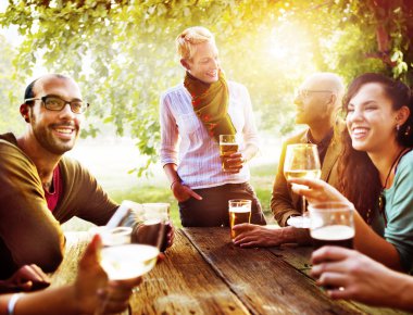 Dışarı asılı ve içme arkadaş