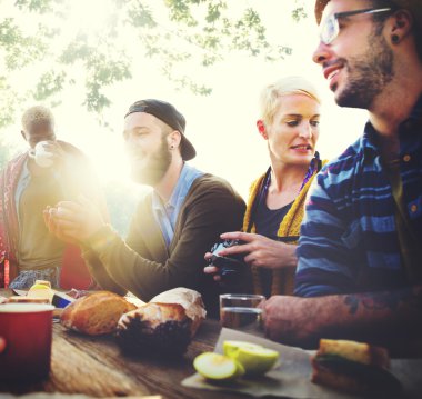 Arkadaşlar açık havada, dostluk kavramı yemek