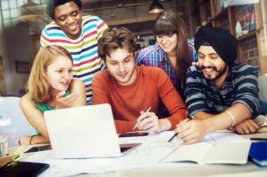 Birlikte ofiste çalışan mimarlar