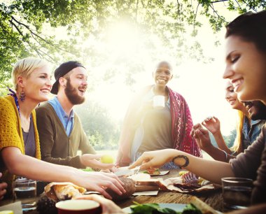 Arkadaşlar açık havada, dostluk kavramı yemek