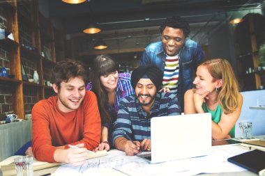 Birlikte ofiste çalışan mimarlar