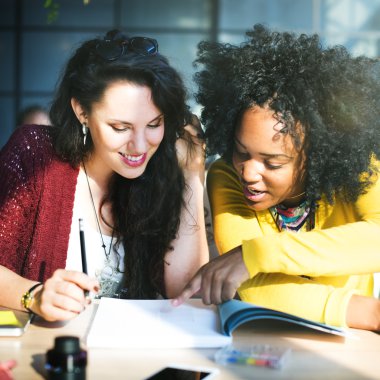 Birlikte proje konsepti üzerine çalışan bayanlar
