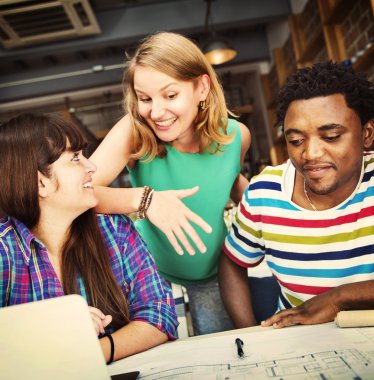 Birlikte ofiste çalışan mimarlar