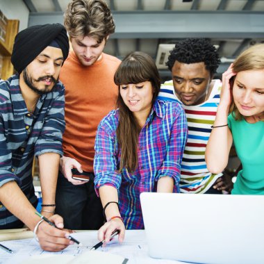 Birlikte ofiste çalışan mimarlar