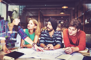 Birlikte ofiste çalışan mimarlar