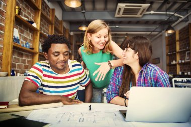 Birlikte ofiste çalışan mimarlar