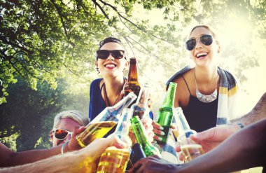 Dışarı asılı ve içme arkadaş