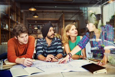 Birlikte ofiste çalışan mimarlar