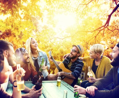 Out, mutluluk kavramı asılı arkadaşlar