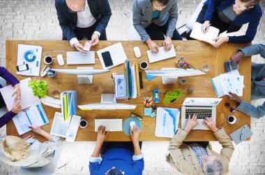 Ofiste çalışan iş adamları