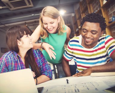 Birlikte ofiste çalışan mimarlar