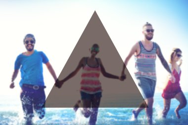 Mutlu arkadaşlar sahilde eğleniyor.