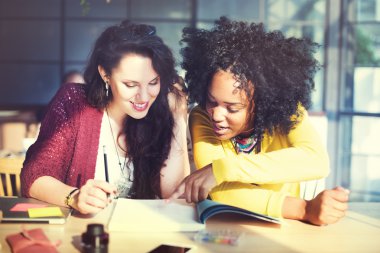 Birlikte proje konsepti üzerine çalışan bayanlar