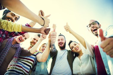 Arkadaşlar gösterilen başparmak yukarıya, beraberlik kavramı