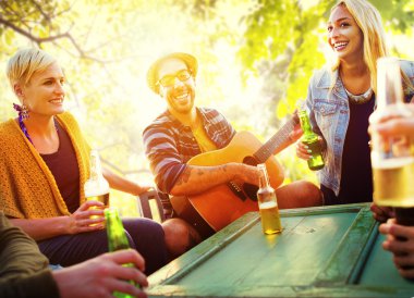 Dışarı asılı ve kavram içme arkadaş