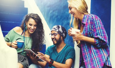 Arkadaşlar kavramı asılı