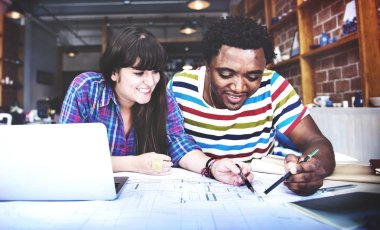 Birlikte ofiste çalışan mimarlar