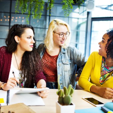 İnsanlar konuşurken veya beyin fırtınası, iletişim kavramı