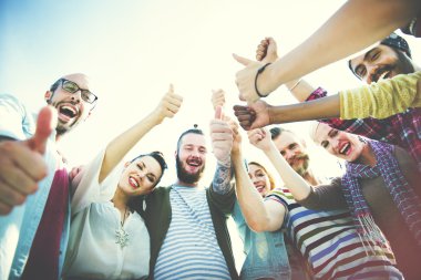 Arkadaşlar gösterilen başparmak yukarıya, beraberlik kavramı